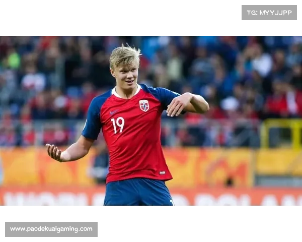 挪威儿童绘制哈兰德壁画,写“我们的超级英雄”